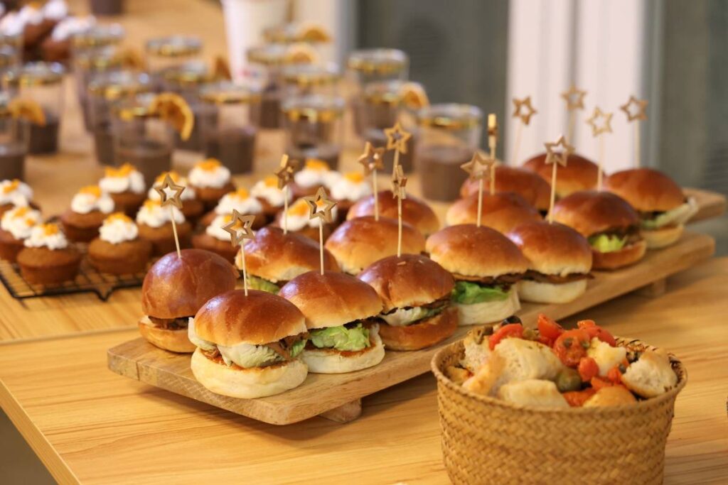 Alimentação Saudável em Eventos e Festas: Como Manter o Equilíbrio sem Deixar de Aproveitar